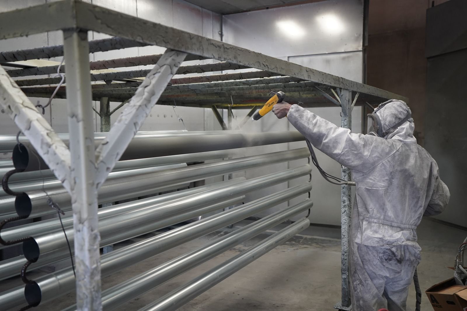Powder coating metal pipes