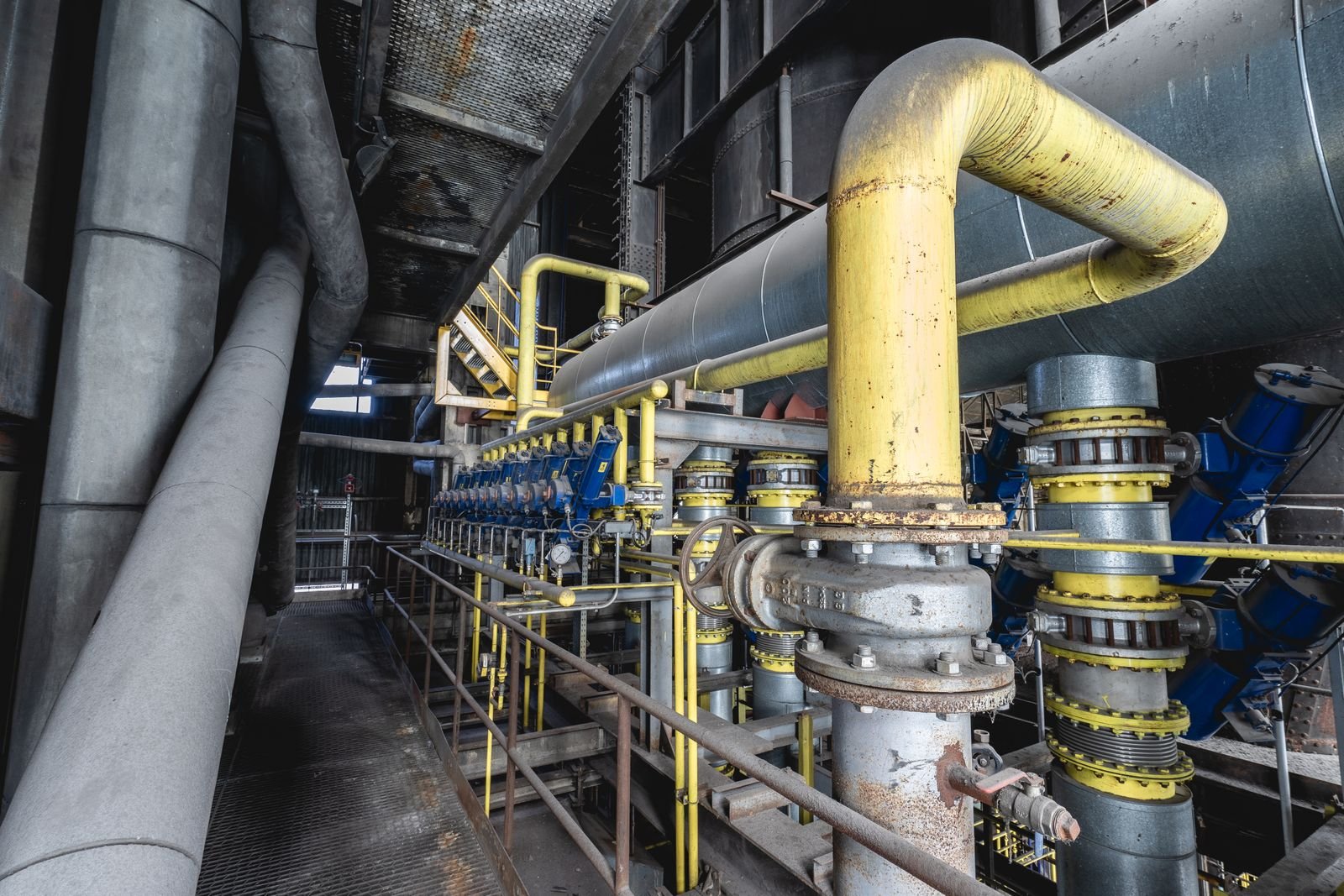 Industrial pipeline with bolted flanges and valves